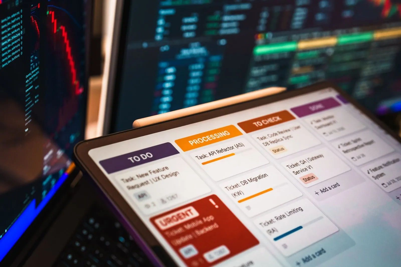 Interface de l'ERP BoondManager sur écran, avec modules CRM, staffing et facturation pour une ESN