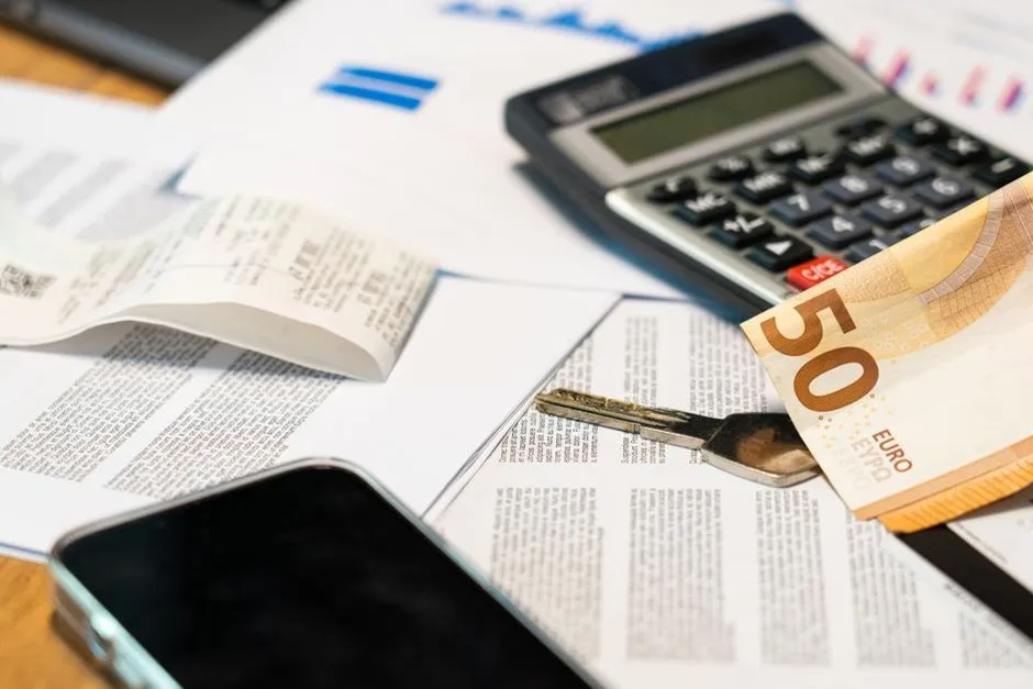 Bulletin de paie français avec calcul du salaire brut en net et simulateur ouvert sur ordinateur