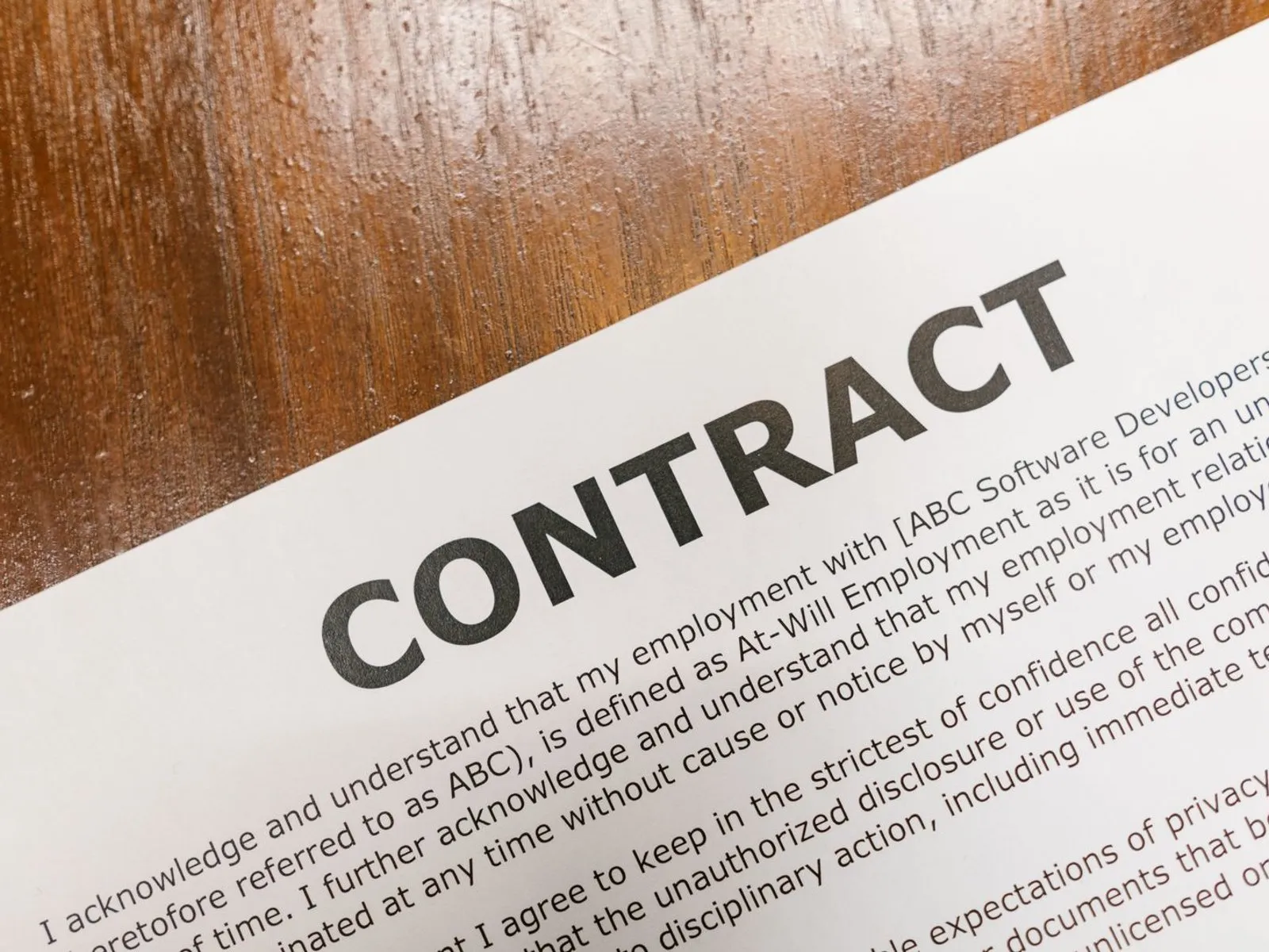 Notification de refus de prime de reclassement lue sur un bureau avec documents