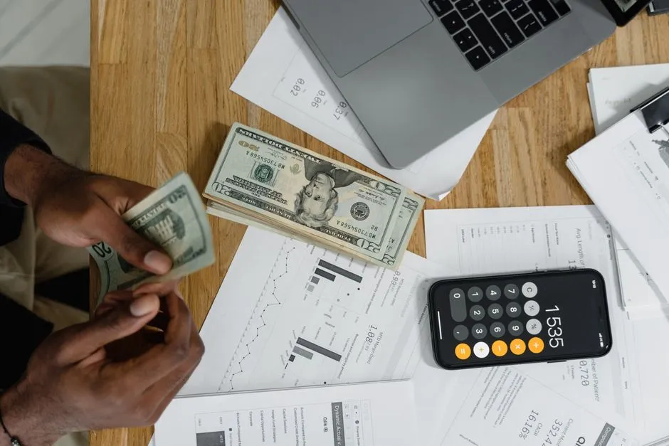 Courbe de trésorerie et échéancier de factures sur un bureau avec calculatrice